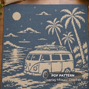 Puede incluir: Una manta de ganchillo rectangular con un diseño bicolor en azul y crema que muestra una furgoneta vintage aparcada en una playa con palmeras, nubes y una luna. El texto PDF PATTERN Overlay Mosaic Crochet está impreso en la esquina inferior derecha.