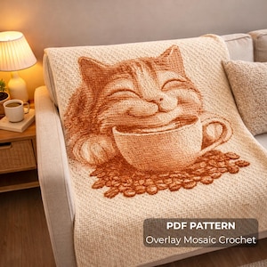 Puede incluir: Una manta beige con un diseño de gato sonriente sosteniendo una taza de café, rodeado de granos de café. El gato y la taza de café son en tonos marrones. La manta está sobre un sofá. El texto en la parte inferior dice "PDF PATTERN Overlay Mosaic Crochet."