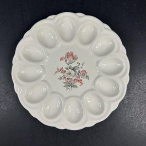 E & R American Artware Plat oeuf à la diable en céramique fleurs roses et grises 9 po.