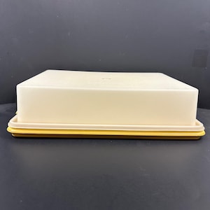 Tupperware Rectangular Fresh n Fancy Cake Taker Carrier #622-623 Harvest Gold