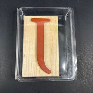 Sello de goma montado en madera Monogram J de Stampin' Up! con letras gigantes del alfabeto