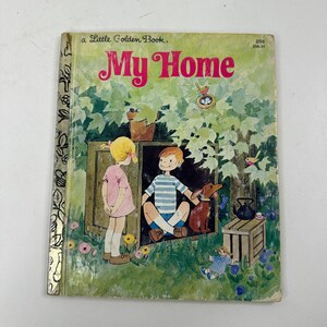 Può includere: Un libro d'oro vintage "My Home". La copertina presenta un'illustrazione colorata di due bambini, un cane e una bambola in un giardino. Il titolo è in corsivo rosa, con il prezzo 89¢.