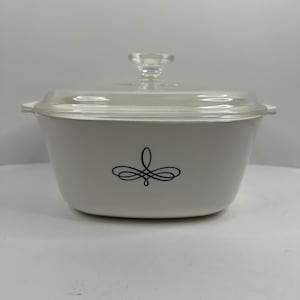 Vintage 1961-1965 Corning Ware 2.5 Quart Trefoil Casserole Dish with Pyrex lid