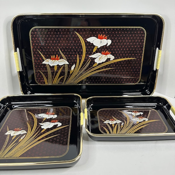 Ensemble de 3 plateaux laqués noirs vintage des années 80 avec motif floral fabriqué au Japon