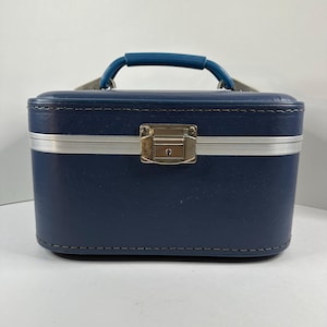 Móvel de toucador vintage azul com laterais rígidas, cosméticos ou trem com interior amarelo, sem chave