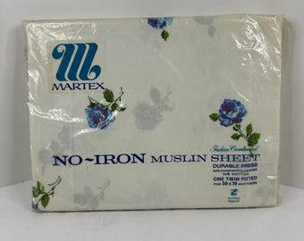 Lenzuolo con angoli elasticizzati singolo in mussola antipiega Martex vintage, blu e rosa, nuovo di zecca.