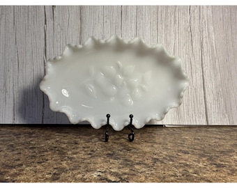 Portaburro, portagioie e portacaramelle vintage in vetro opalino con bordo arricciato, decorazione Dogwood Hazel Atlas.