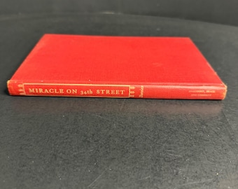 Edizione vintage del 1947 di "Miracolo sulla 34a strada", di Valentine Davies, con copertina rigida rossa.