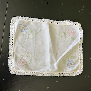 Bufanda vintage bordada a mano, con lirios azules y rosas y encaje de ganchillo.