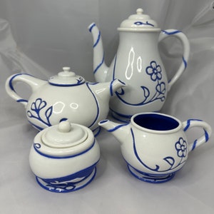 Stoviglie in ceramica vintage con motivi floreali blu e bianchi. Scelta tra: caffettiera, teiera, lattiera, zuccheriera.