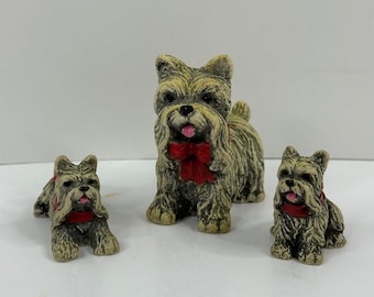 Set vintage di 3 cani e cuccioli Terrier in miniatura con fiocchi rossi