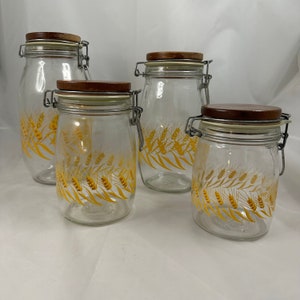 Vintage set van 4 tarwe, glazen jerrycans met houten blad, draadklem, rubberen afdichting