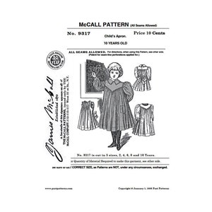Op de afbeelding: Een zwart-wit vintage McCall's naaipatroon voor een kinderschort. Het patroon is voor de maten 2, 4, 6, 8 en 10 jaar oud. Het patroon is getiteld "Kinderschort" en kost 10 cent. Het patroon bevat instructies voor het maken van het schort en een diagram van het afgewerkte product.