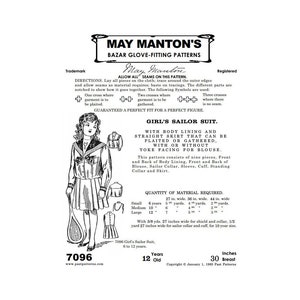 Op de afbeelding: Vintage naaipatroon voor een meisjesmatrozenpak, met een gedetailleerde illustratie van de outfit. Het patroon bevat instructies en materiaalvereisten voor maten van 6 tot 12 jaar. Het May Manton's Bazaar Glove-Fitting Patterns logo is zichtbaar.