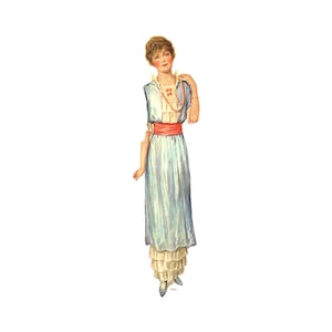 Può includere: Una donna con un vestito azzurro chiaro con una cintura rossa e una collana di perle. Indossa scarpe blu e ha i capelli tirati indietro.