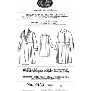 Op de afbeelding: Vintage naaipatroon voor meisjesjassen, met drie jasontwerpen. Het patroon bevat maten voor kinderen van 4 tot 12 jaar, met borstmaten van 56 tot 74 cm. De tekst bevat "New Idea Patterns" en "The Woman's Magazine Styles".