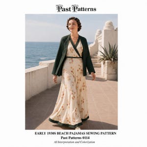 Op de afbeelding: Een naaipatroon getiteld Past Patterns 0114 Early 1930s Beach Beach Sewing Pattern. De afbeelding toont een lange, crèmekleurige wikkeljurk met een bloemenprint en donkergroene rand, gedragen onder een bijpassend donkergroen jasje.