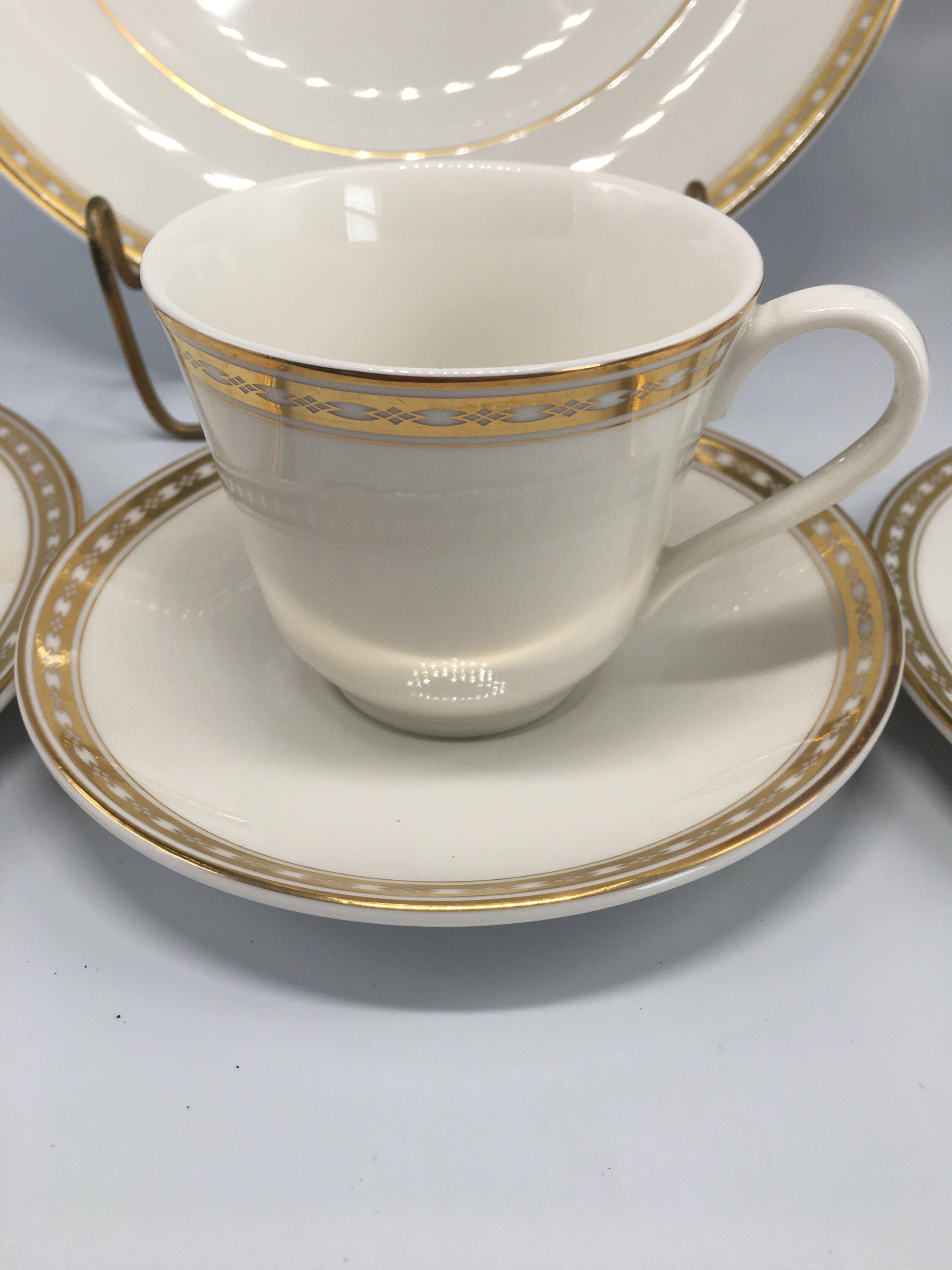 NEW 5PC Royal Doulton Cotillion New Romance Gold and White Bone China