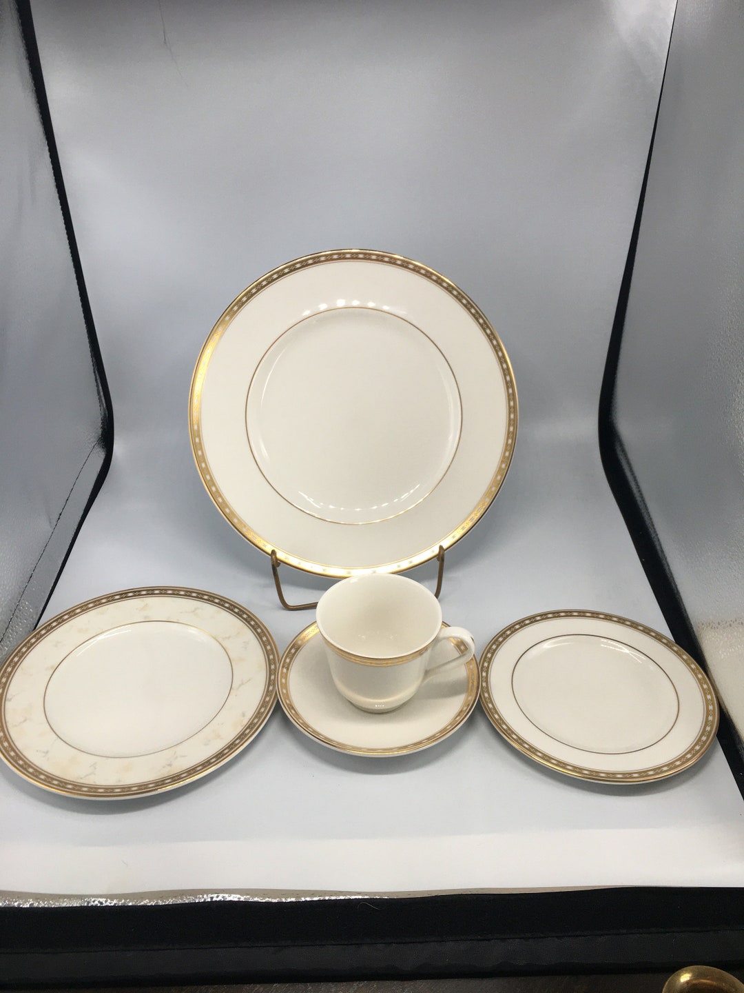 NEW 5PC Royal Doulton Cotillion New Romance Gold and White Bone China