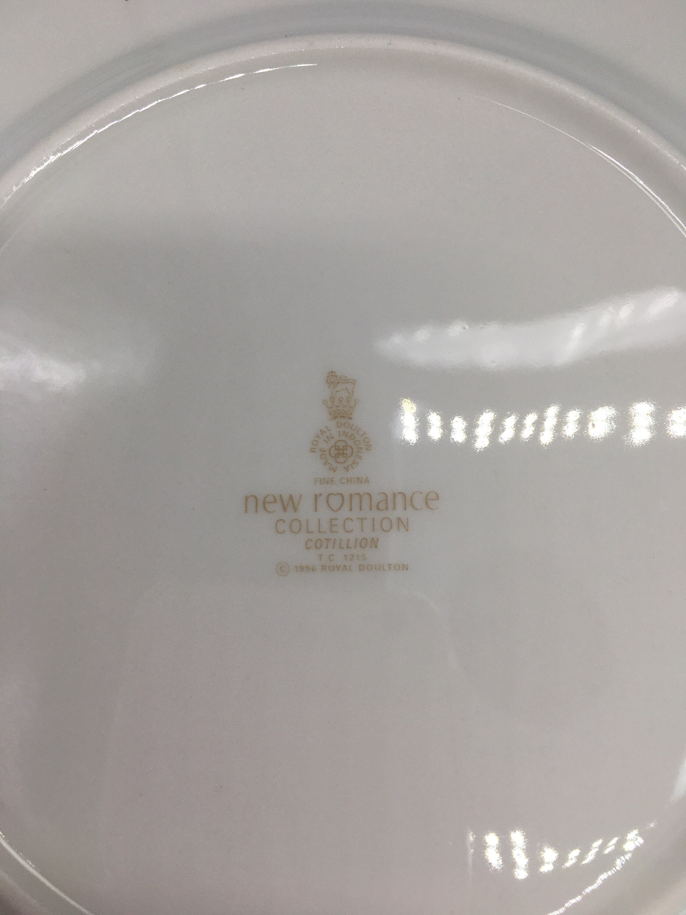 NEW 5PC Royal Doulton Cotillion New Romance Gold and White Bone China