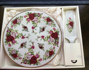 NEW VTG Formalities Baum Brothers Boho Victorian Red and Pink Roses Porcelain Cake Plate & Server, In Original Box. 10” Diameter.