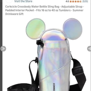 Może przedstawiać: Srebrna torba na ramię na butelkę z wodą z regulowanym czarnym paskiem. Torba ma wyściełaną kieszeń wewnętrzną i tęczowe uszy w stylu Myszki Miki. Przeznaczona do kubk&oacute;w o pojemności od 473 ml do 1,18 L.