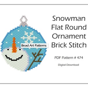 Peut inclure: Une décoration de Noël en forme de bonhomme de neige en perles bleues et blanches avec une branche brune, un flocon de neige et un nez orange. L'ornement est de forme circulaire plate et est conçu pour être réalisé en utilisant la technique de tissage en briques. Le texte "Bead Art Patterns" est dans un cadre blanc sur l'ornement. Le texte "Snowman Flat Round Ornament Brick Stitch PDF Pattern # 474 Digital Download" est sous l'ornement.