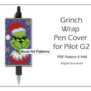 Puede incluir: Un patrón de arte con cuentas para una cubierta de bolígrafo Grinch para un bolígrafo Pilot G2. El patrón presenta un Grinch verde con un gorro de Papá Noel rojo sobre un fondo azul con copos de nieve. El patrón está etiquetado como "Bead Art Patterns" y "PDF Pattern # 448".