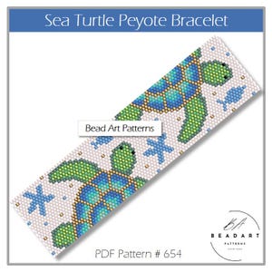 Può includere: Un motivo rettangolare per bracciale peyote con due tartarughe marine, stelle marine blu e piccoli pesci su sfondo bianco. Il testo riporta Sea Turtle Peyote Bracelet, Bead Art Patterns e PDF Pattern # 654. Il design utilizza perline verdi e blu.