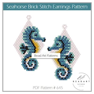 Puede incluir: Un patrón PDF digital para pendientes de punto de ladrillo de caballito de mar. Los pendientes presentan un diseño de caballito de mar en tonos azules y amarillos, con un fondo en forma de diamante. El patrón es de Bead Art Patterns.