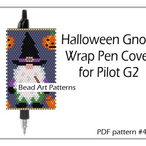 Op de afbeelding: Een kralenpatroon voor een Halloween-dwerg-penhoes voor een Pilot G2 pen. Het patroon toont een dwerg die een paarse en witte hoed draagt met een gouden gesp, een witte baard en een groen-witte outfit. De dwerg houdt een stok vast met een ster aan het einde. Het patroon bevat ook pompoenen en bladeren. Het patroon heet "Halloween Gnom Wrap Pen Cover for Pilot G2" en het PDF-patroonnummer is #409.