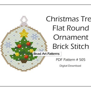 Op de afbeelding: Een digitaal downloadpatroon voor een kerstboomversiering van kralen. De versiering is rond en plat, met een groene boom, rode en gele kerstballen en een witte achtergrond. Het patroon is voor kralenwerk met steeksteek.