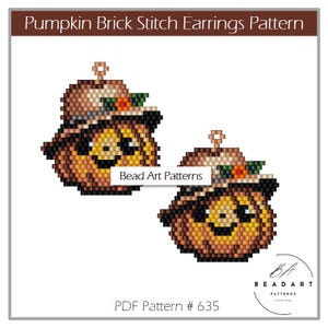 Peut inclure: Un patron PDF numérique pour des boucles d'oreilles citrouille en point de brique. Les boucles d'oreilles présentent un visage de citrouille souriant avec un chapeau marron et une petite fleur. Le texte "Pumpkin Brick Stitch Earrings Pattern" est en haut.
