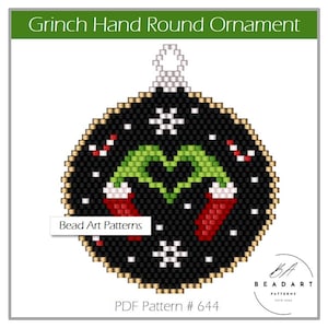 Op de afbeelding: Een zwarte, ronde kerstversiering met een gouden rand. De versiering heeft een groen hartvormig ontwerp, rode sokachtige vormen en witte sneeuwvlokken. De tekst "Grinch Hand Round Ornament" staat bovenaan. De tekst "Bead Art Patterns" is ook zichtbaar.