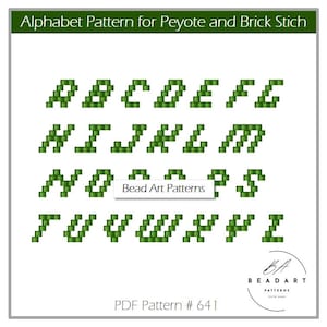Può includere: Un modello di alfabeto digitale per Peyote e Brick Stitch, con lettere verdi pixelate dalla A alla Z. Il modello è intitolato "Alphabet Pattern for Peyote and Brick Stich" e include il testo "Bead Art Patterns" e "PDF Pattern # 641".