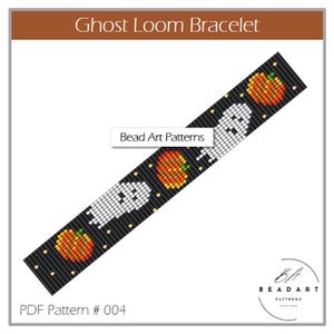 Puede incluir: Un patrón de brazalete de telar de cuentas en blanco y negro con fantasmas y calabazas. El patrón se llama "Ghost Loom Bracelet" y está etiquetado como "PDF Pattern # 004".