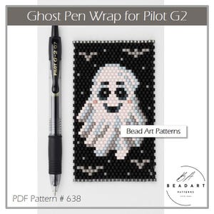 Op de afbeelding: Een zwarte Pilot G-2 07 pen naast een kralen pen wrap. De pen wrap heeft een wit spookontwerp op een zwarte achtergrond met vleermuizen en de tekst "Bead Art Patterns". De tekst "Ghost Pen Wrap for Pilot G2" en "PDF Pattern # 638" zijn ook zichtbaar.