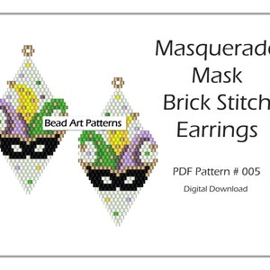 Könnte beinhalten: Ein Paar Brick Stitch Ohrringe mit einem Maskenmotiv aus lila, grünen, gelben und weißen Perlen. Die Ohrringe sind tropfenförmig und haben eine schwarze Maske mit zwei weißen Augen. Der Text "Masquerade Mask Brick Stitch Earrings" und "PDF Pattern # 005 Digital Download" ist im Bild sichtbar.