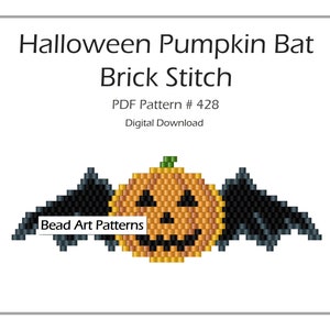 Könnte beinhalten: Ein digitales Download-Muster für ein Halloween-Kürbis-Fledermaus-Brick-Stitch-Perlenkunstprojekt. Das Muster zeigt eine schwarze Fledermaus mit einem orangefarbenen Kürbis-Kopf mit einem Jack-o-Lantern-Gesicht.