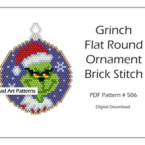 Könnte beinhalten: Ein Perlenkunst-Muster für einen Grinch-Weihnachtsbaumschmuck. Der Schmuck ist flach rund mit einem Ziegelstich-Design. Der Grinch trägt eine rote Weihnachtsmannmütze und hat ein grünes Gesicht mit gelben Augen. Der Hintergrund ist ein blauer und weißer Sternenhimmel.