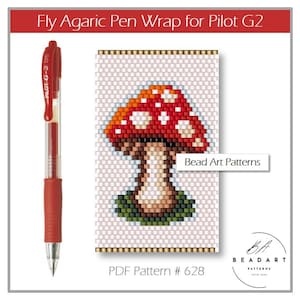 Könnte beinhalten: Ein roter Pilot G-2 05 Stift neben einem Perlenpilz-Design. Der Pilz hat einen roten Hut mit weißen Punkten, einen braunen Stiel und eine grüne Basis. Der Text "Fly Agaric Pen Wrap for Pilot G2" steht oben.