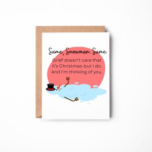 Puede incluir: Tarjeta de felicitación con sobre marrón. Presenta un muñeco de nieve de dibujos animados tumbado, con sombrero negro y nariz naranja. El texto dice: «Same, Snowman. Same. Grief doesn't care that it's Christmas-but I do. And I'm thinking of you.»