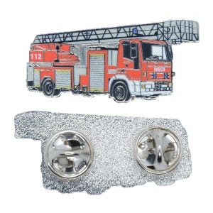 Op de afbeelding: Rode en witte brandweerwagen met een ladder, het nummer 112 aan de zijkant en het woord IVECO aan de voorkant. De wagen is een speld met een zilveren achterkant.