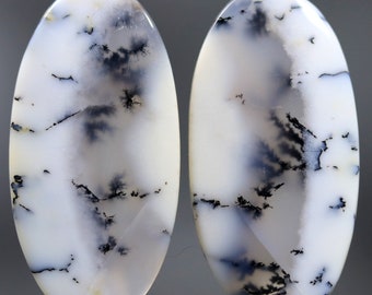 Par de brincos pendurados com pedras preciosas ovais e cabochão de opala dendrítica