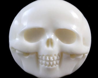 Anillo de tallado de hueso plano con cabujón de calavera