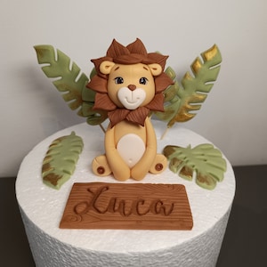 Fondant figures, lion, leaves with name