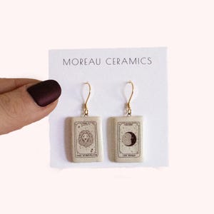 De kracht en de maan | Tarotkaartoorbellen | handgemaakte keramische sieraden