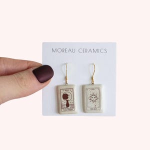 De maan en de zon | Tarotkaartoorbellen | handgemaakte keramische sieraden