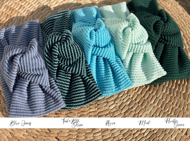 Pu&ograve; includere: Una collezione di fasce per capelli annodate in vari colori, tra cui blu, verde acqua, turchese, menta e verde cacciatore. Ogni fascia presenta un tessuto strutturato e a coste. I colori sono denominati: "Blue Jeans", "Teal + Blk Stripe", "Arra", "Mint" e "Hunter Green".