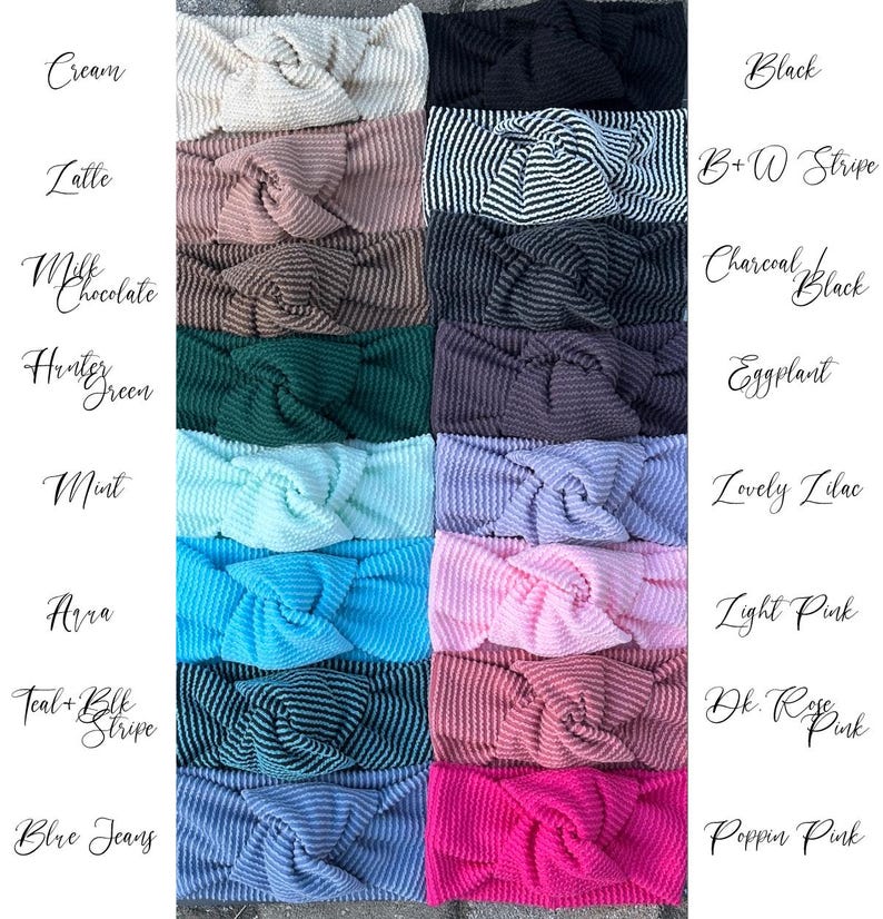 Pu&ograve; includere: Assortimento di fasce colorate per capelli in varie tonalit&agrave;, tra cui crema, nero e jeans. Le fasce presentano un design a nodo attorcigliato e sono realizzate in tessuto a coste. Altri colori includono caff&egrave;, menta e rosa.